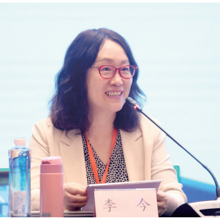 李今 中國(guó)人民大學(xué)文學(xué)院教授，主要從事中國(guó)現(xiàn)當(dāng)代文學(xué)、漢譯文學(xué)研究。著有《個(gè)人主義與五四新文學(xué)》《海派小說與現(xiàn)代都市文化》《三四十年代蘇俄漢譯文學(xué)論》《二十世紀(jì)中國(guó)翻譯文學(xué)史（第3卷）》《意義的生成一一現(xiàn)代中國(guó)文學(xué)作品細(xì)讀集》《魯濱孫變形記：漢譯文學(xué)改寫現(xiàn)象研究》等；譯有利里安·弗斯特《浪漫主義》、R.L.布魯特《論幻想與想象》；主編《漢譯文學(xué)序集》（18卷）；主持國(guó)家社科基金重大項(xiàng)目“現(xiàn)代漢譯文學(xué)編年考錄（期刊編，1896—1949）”并主編其數(shù)據(jù)庫(kù)。