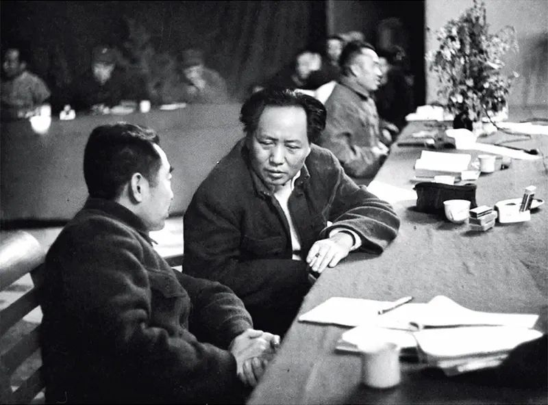 1945年召開(kāi)的黨的七大，確立毛澤東思想為黨的指導(dǎo)思想，使全黨在思想上政治上組織上達(dá)到空前統(tǒng)一和團(tuán)結(jié)。圖為毛澤東、周恩來(lái)、朱德同志在七大主席臺(tái)上。 新華社發(fā)