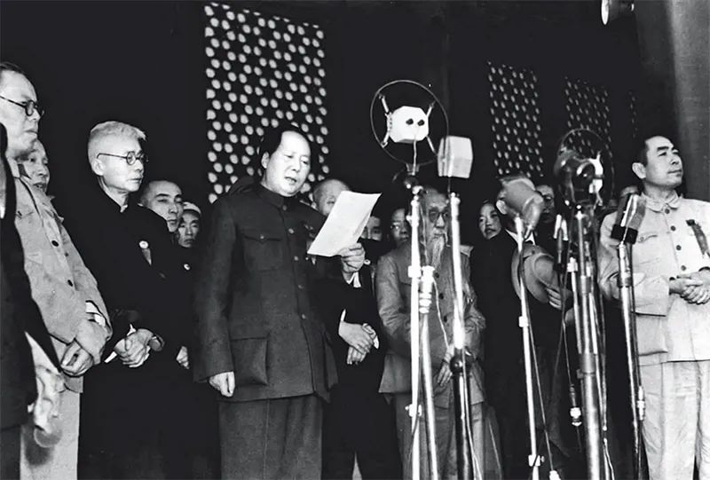 1949年10月1日下午3時(shí)，開(kāi)國(guó)大典在天安門(mén)廣場(chǎng)隆重舉行。毛澤東同志莊嚴(yán)宣告：“中華人民共和國(guó)中央人民政府今天成立了?！?新華社發(fā)