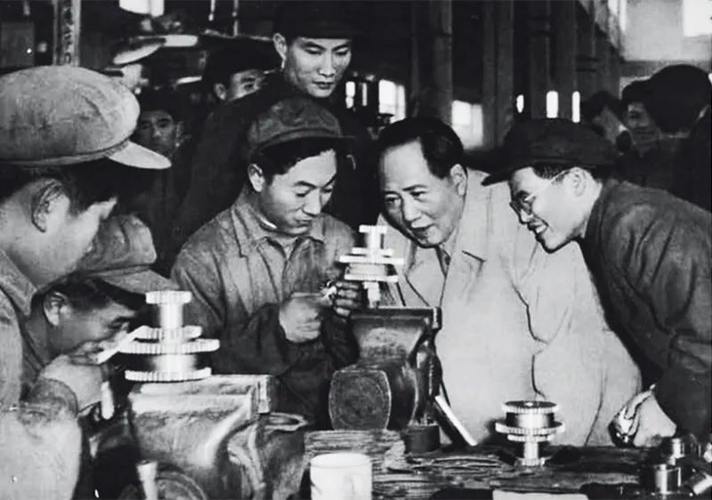 毛澤東同志作為中國(guó)現(xiàn)代化事業(yè)的開(kāi)拓者，一生都在為中國(guó)這樣一個(gè)古老的東方大國(guó)實(shí)現(xiàn)現(xiàn)代化而上下求索，建立了不朽功勛。圖為1956年，毛澤東同志視察天津拖拉機(jī)廠（資料圖片）。