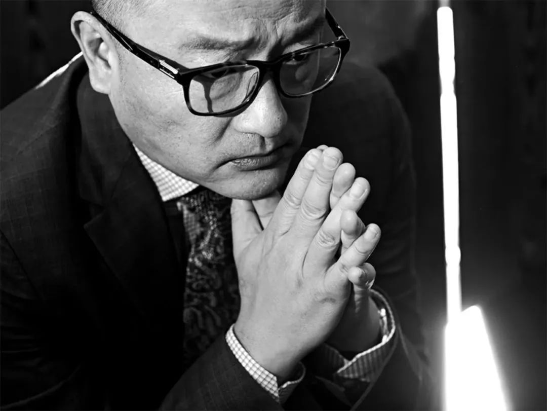 王小帥，中國獨立電影先鋒導演、編劇，畢業(yè)于北京電影學院導演系?！肚嗉t》《左右》《地久天長》《闖入者》等代表作在戛納、柏林、威尼斯等國際影展屢獲殊榮，是最具國際影響力的中國導演之一。曾獲柏林電影節(jié)最佳編劇獎，著有散文書信集《薄薄的故鄉(xiāng)》。