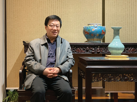 張平，生于西安。歷任山西省作家協(xié)會主席、中國作協(xié)副主席、中國文聯(lián)副主席等。曾任山西省副省長、民盟中央副主席等職。主要作品有《祭妻》《姐姐》《孤兒淚》《法撼汾西》《天網(wǎng)》《兇犯》《紅雪》《抉擇》《十面埋伏》《國家干部》《重新生活》《生死守護》等，獲茅盾文學(xué)獎、國家圖書獎等。長篇作品均被改編為電影、電視連續(xù)劇并多次獲獎。作品已譯入英、法、俄、日、葡等多國文字。
