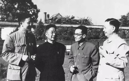 華羅庚（左一）、老舍（左二）、梁思成（右二）、梅蘭芳（右一）的合影