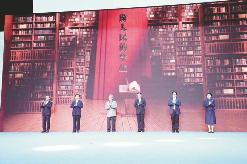 在湖南益陽舉行的以“做人民的學生”為主題的中國作協(xié)“作家活動周”暨中國作家“益陽文學周”開幕式現(xiàn)場。