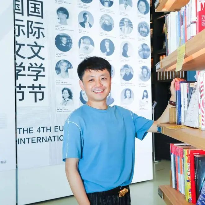 楊慶祥，1980 年生。詩人、批評(píng)家。博士，中國人民大學(xué)文學(xué)院副院長、教授、博士生導(dǎo)師。主要作品有批評(píng)集《80 后，怎么辦？》《新時(shí)代文學(xué)寫作景觀》，詩集《我選擇哭泣和愛你》《世界等于零》，隨筆集《一種模仿的精神生活》等。