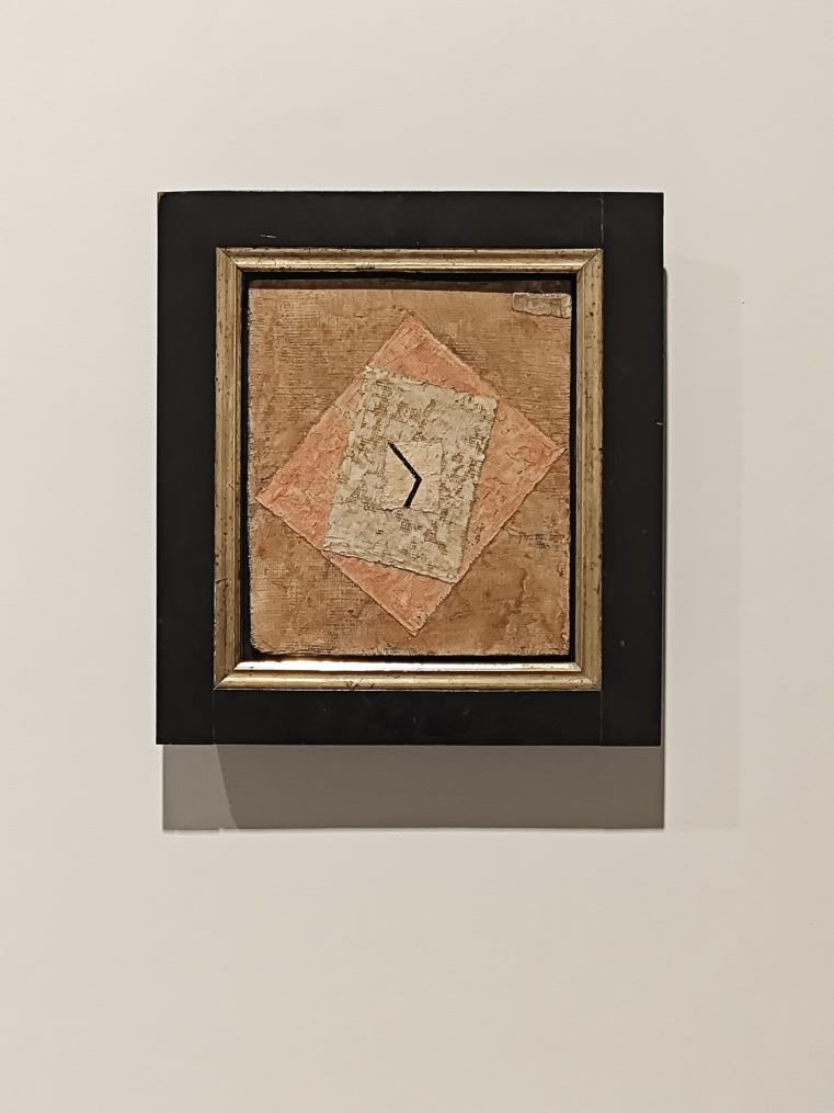 克利作品《時間》描繪了一只沒有標(biāo)識數(shù)字、表盤不翼而飛、只剩指針的鐘表。一長一短兩枚指針，孤零零地“懸浮”于三塊中心重合又交錯放置的方形紗布上。層疊的構(gòu)圖與材質(zhì)文物般陳舊的質(zhì)感令人不禁對“鐘表”是否早已失靈心生疑問。而指針指向的時間同樣令人生疑，它已“停在”某一刻，或?qū)⒉皇芸刂频刂赶蚝畏?？一切懸而未決?！稌r間》當(dāng)然訴說著克利生活的動蕩和對未知的擔(dān)憂，但絕不僅僅止步于此，它試圖喚醒的是更為久遠的歷史記憶，探討著存在與時間的本質(zhì)。