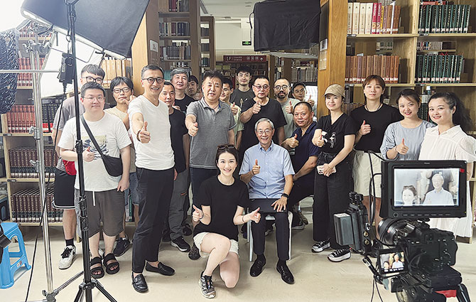 總導(dǎo)演、制片人閆東率《重慶談判》攝制組采訪(fǎng)原中共中央黨史研究室副主任章百家