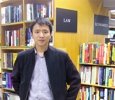  飛廉，本名武彥華，河南項(xiàng)城人，畢業(yè)于浙江大學(xué)，著有詩集《不可有悲哀》《捕風(fēng)與雕龍》，參與創(chuàng)辦民刊《野外》《詩建設(shè)》，獲陳子昂詩歌獎(jiǎng)、蘇軾詩歌獎(jiǎng)，現(xiàn)居杭州。
