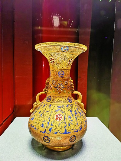 元明時(shí)期的玻璃彩繪描金雙耳瓶（“歷史之遇——中國(guó)與西亞古代文明交流展”展品） 本報(bào)記者李韻攝/光明圖片