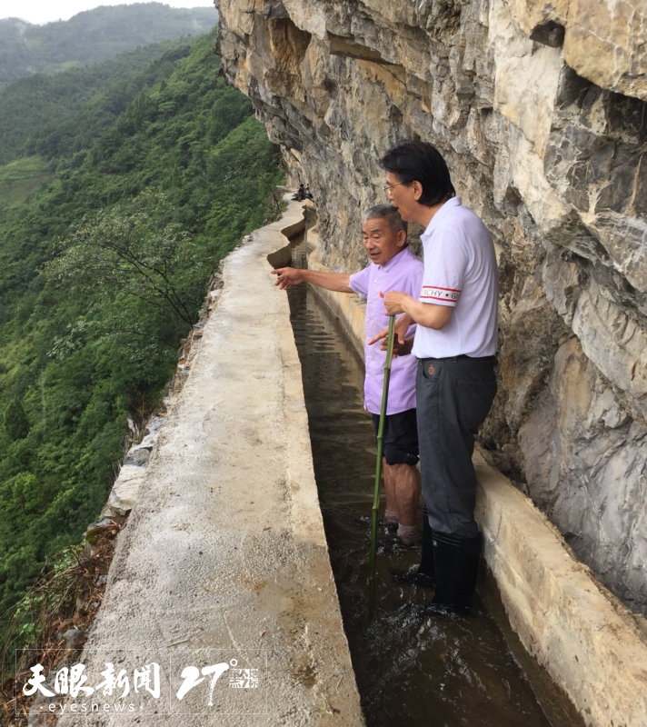 何建明（右）和黃大發(fā)（左）在“天渠”踏訪。受訪者供圖