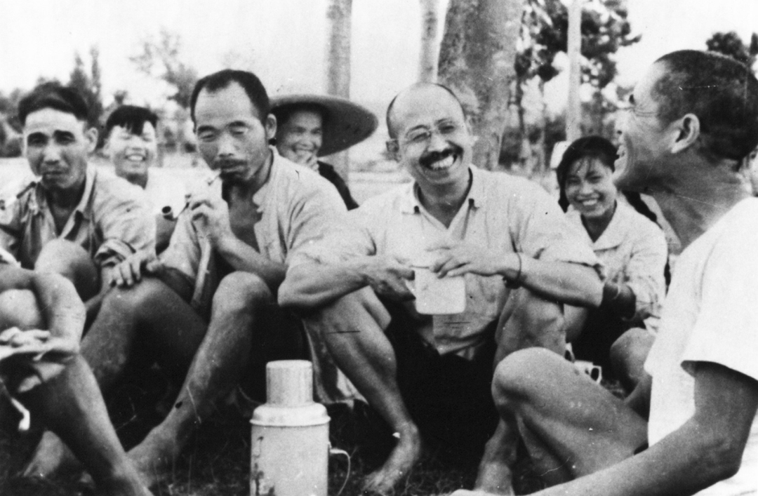 20世紀(jì)60年代柳青與鄉(xiāng)親們?cè)谝黄穑ㄖ袊?guó)現(xiàn)代文學(xué)館收藏，中國(guó)現(xiàn)代文學(xué)館提供協(xié)助）