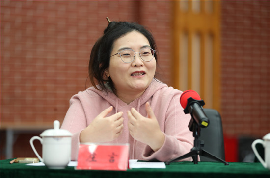 自由發(fā)言環(huán)節(jié)，“兩新”作家們暢所欲言、熱烈討論