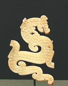 戰(zhàn)國(guó)龍形玉飾。 海南日?qǐng)?bào)記者 王赫 攝