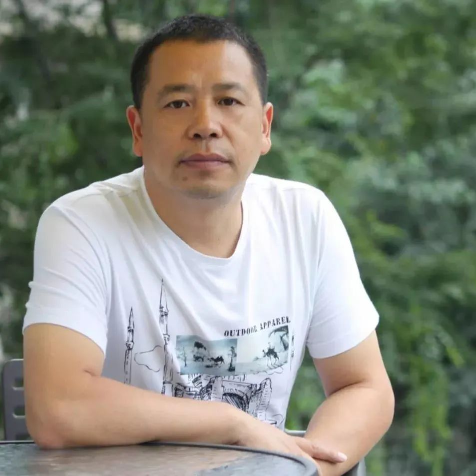 盧一萍  中國作家協(xié)會(huì)會(huì)員，曾任成都軍區(qū)文藝創(chuàng)作室副主任，2016年退役，現(xiàn)為成都文學(xué)院簽約作家。著有長(zhǎng)篇小說《白山》《激情王國》《我的絕代佳人》，小說集《帕米爾情歌》《天堂灣》《父親的荒原》《名叫月光的駿馬》《大震》《無名之地》，長(zhǎng)篇紀(jì)實(shí)文學(xué)《八千湘女上天山》《祭奠阿里》，隨筆集《世界屋脊之書》等作品三十余部。曾獲中宣部“五個(gè)一工程”獎(jiǎng)、解放軍文藝獎(jiǎng)、四川文學(xué)獎(jiǎng)、《上海文學(xué)》獎(jiǎng)等獎(jiǎng)項(xiàng)，入選收獲文學(xué)榜、芙蓉文學(xué)雙年榜。