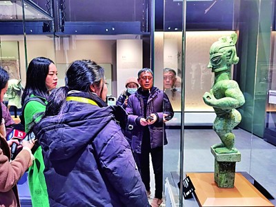 豎披發(fā)青銅人像引人矚目。本報記者 任鵬攝/光明圖片