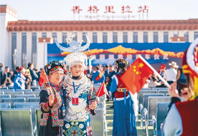 2023年11月26日，麗江至香格里拉鐵路開通運營。麗香鐵路起自云南省麗江市玉龍納西族自治縣麗江站，接入云南省迪慶藏族自治州香格里拉市香格里拉站，穿越青藏高原橫斷山區(qū)腹地，途經多個民族聚集地。圖為麗香鐵路開通當日，參加通車儀式的少數(shù)民族代表拍照留念。 新華社記者 陳欣波/攝