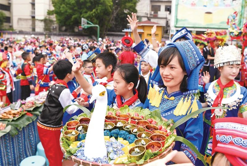 2023年4月20日，廣西南寧市逸夫小學舉行2023“壯族三月三”暨“鑄牢中華民族共同體意識”主題教育活動。色彩繽紛的民族服裝、民族風情濃郁的歌舞表演、多種多樣的特色美食，讓校園處處洋溢著歡樂。 新華社記者 周華/攝