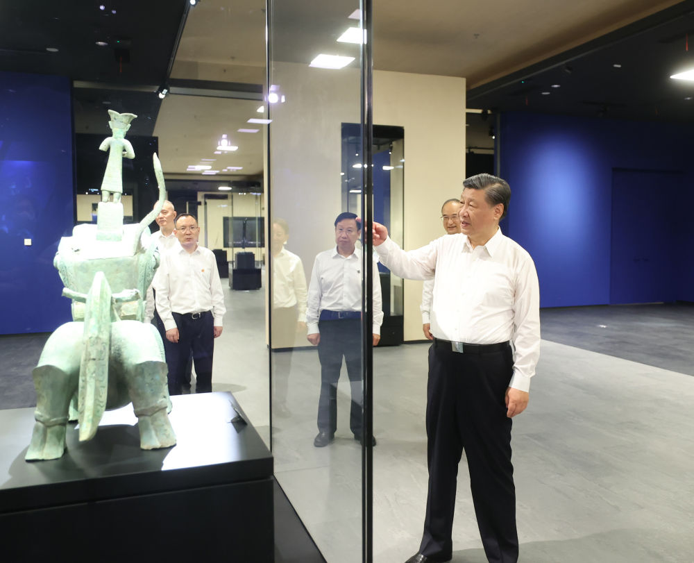 2023年7月26日下午，習(xí)近平在位于四川省德陽市廣漢市的三星堆博物館新館參觀。新華社記者 鞠鵬 攝