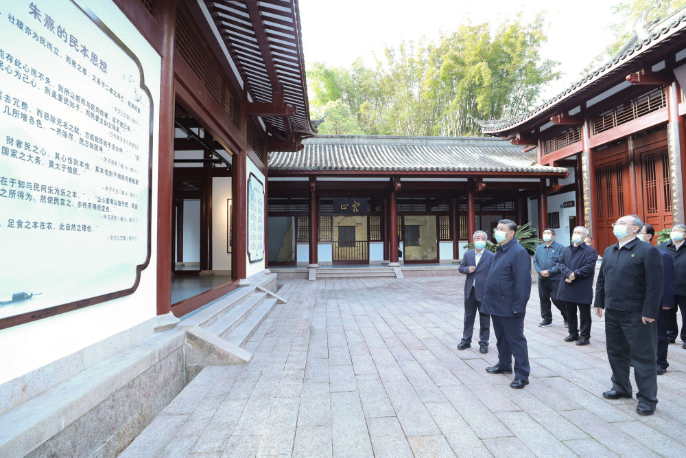 2021年3月22日，習(xí)近平在福建省南平武夷山朱熹園，了解朱熹生平及理學(xué)研究等情況。新華社記者 鞠鵬 攝