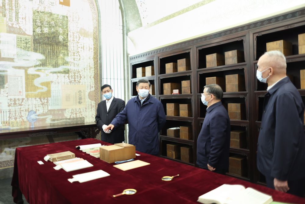 2023年6月1日下午，習(xí)近平在位于北京的中國國家版本館考察時，在蘭臺洞庫了解館藏精品版本保存情況。新華社記者 鞠鵬 攝