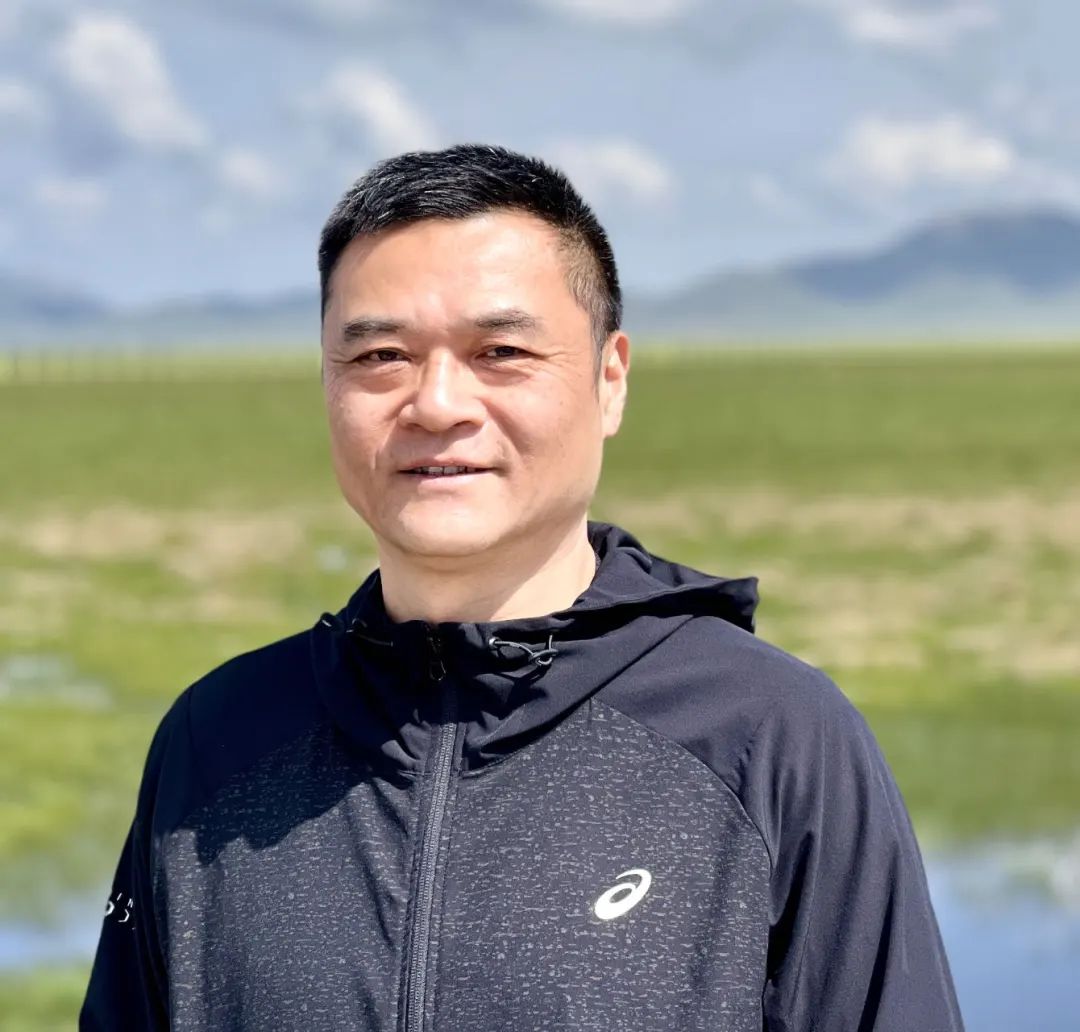 王嘯峰：一九六九年出生，蘇州人。在《人民文學(xué)》《收獲》《青年文學(xué)》《十月》《花城》《鐘山》等刊發(fā)表作品逾百萬字，被《小說選刊》《小說月報》等多家選刊轉(zhuǎn)載。出版散文集《蘇州煙雨》《吳門夢憶》，小說集《虎嗅》《通古斯記憶》《隱秘花園》《浮生流年》等。曾獲紫金山文學(xué)獎、《鐘山》文學(xué)獎、葉圣陶文學(xué)獎等獎項。