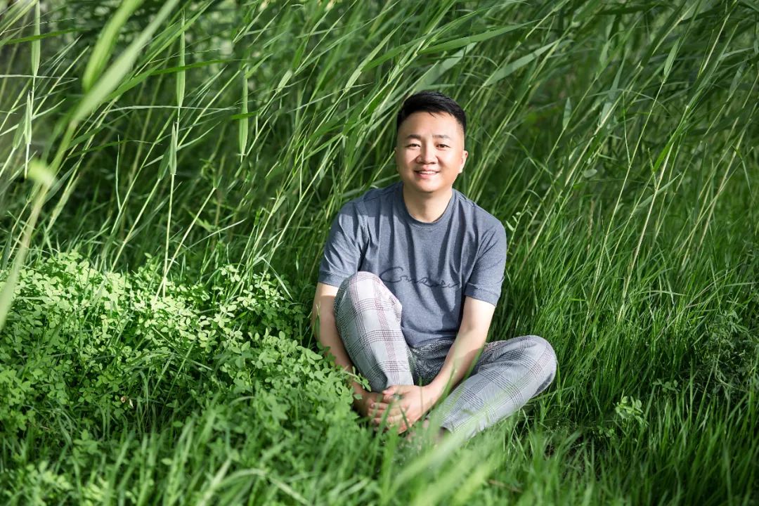 韓松落，著有《春山夜行》《我口袋里的星辰如沙礫》《竊美記》《為了報仇看電影》《我們的她們》等，出版音樂專輯《靠記憶過冬的鳥》。曾擔任華語電影傳媒大獎、平遙國際電影展、迷影精神賞等多項電影獎評委。曾獲第二屆“短篇小說雙年獎”首獎、刀鋒圖書獎等獎項。