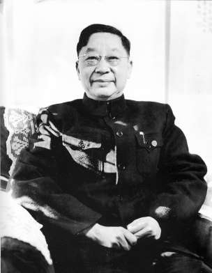 50年代末，老舍在北京寓所客廳。