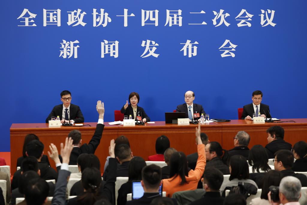 3月3日，全國(guó)政協(xié)十四屆二次會(huì)議新聞發(fā)布會(huì)在北京人民大會(huì)堂舉行。大會(huì)新聞發(fā)言人劉結(jié)一向中外媒體介紹本次大會(huì)有關(guān)情況并回答記者提問。這是記者在發(fā)布會(huì)上舉手提問。新華社記者 金立旺 攝