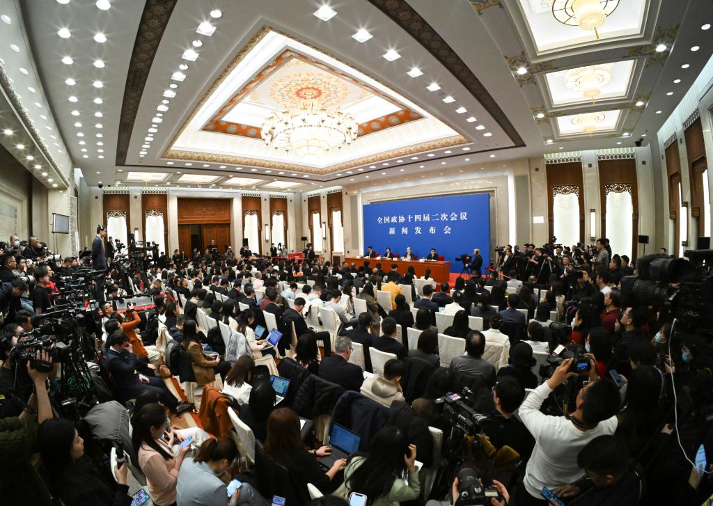 3月3日，全國(guó)政協(xié)十四屆二次會(huì)議新聞發(fā)布會(huì)在北京人民大會(huì)堂舉行。大會(huì)新聞發(fā)言人劉結(jié)一向中外媒體介紹本次大會(huì)有關(guān)情況并回答記者提問。?新華社記者 陳曄華 攝