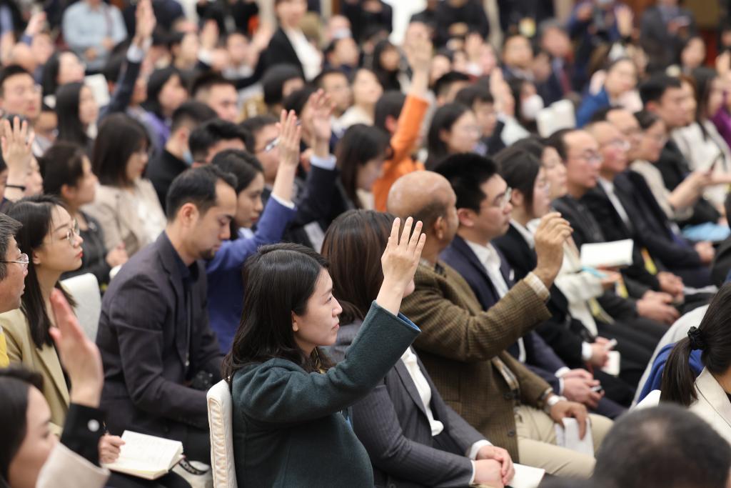 3月3日，全國(guó)政協(xié)十四屆二次會(huì)議新聞發(fā)布會(huì)在北京人民大會(huì)堂舉行。大會(huì)新聞發(fā)言人劉結(jié)一向中外媒體介紹本次大會(huì)有關(guān)情況并回答記者提問。這是記者在發(fā)布會(huì)上舉手提問。?新華社記者 邢廣利 攝