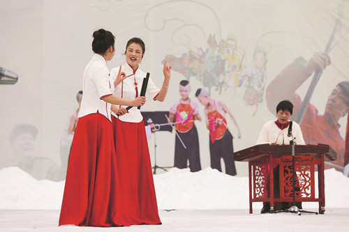 2月21日，演員在河南省平頂山市寶豐縣馬街書(shū)會(huì)表演河南墜子《咱們的中國(guó)節(jié)》。 （新華社發(fā) 何五昌 攝）