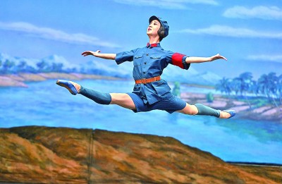 3月2日，演員在表演芭蕾舞劇《紅色娘子軍》。新華社記者 郭程攝