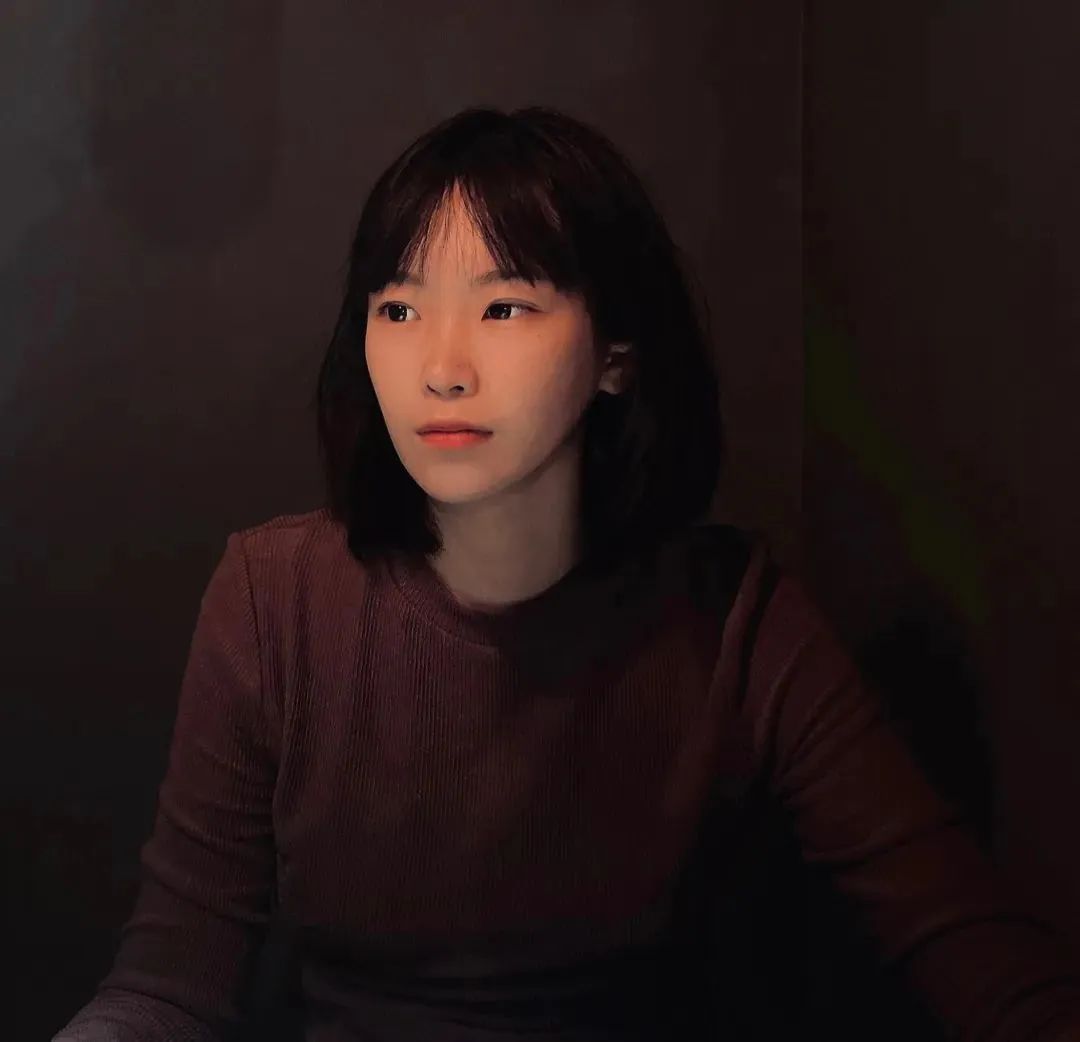 楊知寒，生于1994，作品見于《人民文學(xué)》《當代》《花城》等，獲人民文學(xué)新人獎、華語青年作家獎、寶珀理想國文學(xué)獎、“《鐘山》之星"年度青年作家獎等。出版小說集《一團堅冰》《黃昏后》。
