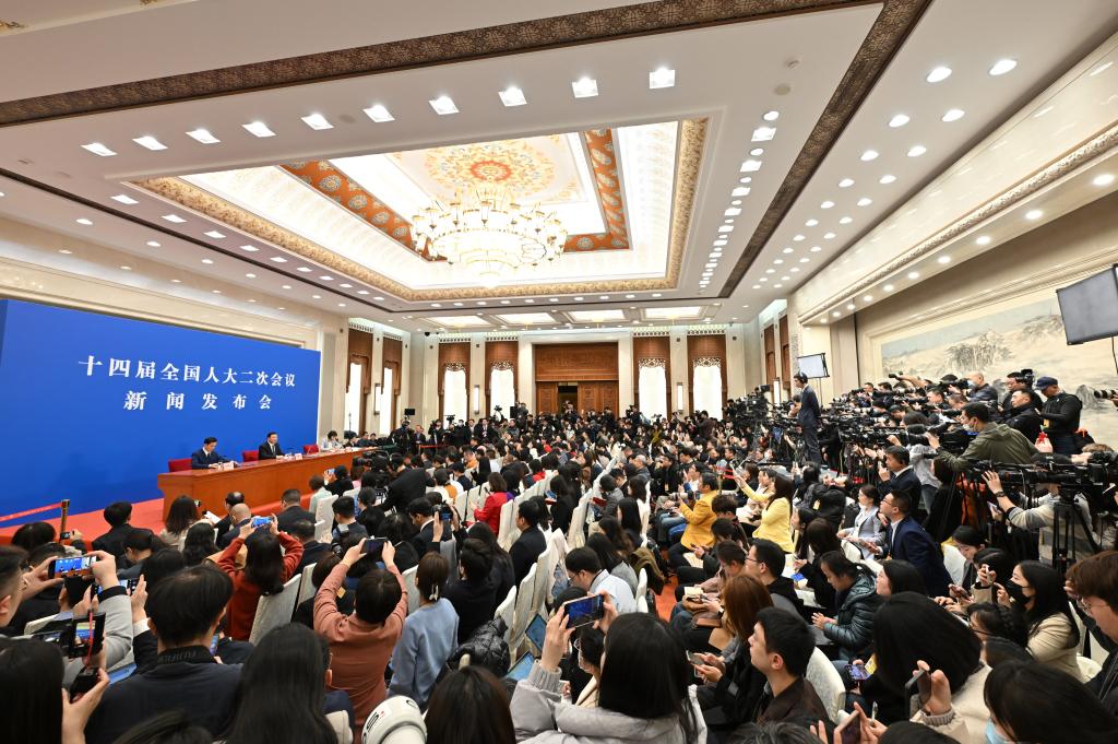3月4日，十四屆全國(guó)人大二次會(huì)議在北京人民大會(huì)堂舉行新聞發(fā)布會(huì)。大會(huì)發(fā)言人婁勤儉就大會(huì)議程和人大工作相關(guān)問題回答中外記者的提問。 新華社記者 才揚(yáng) 攝