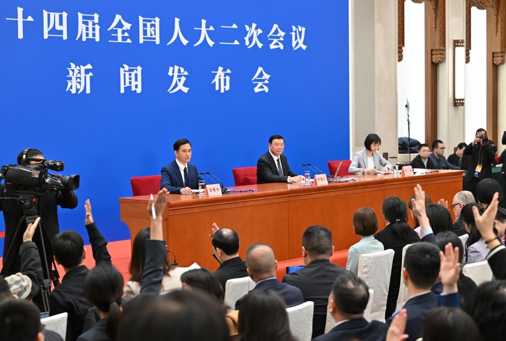 3月4日，十四屆全國(guó)人大二次會(huì)議在北京人民大會(huì)堂舉行新聞發(fā)布會(huì)。大會(huì)發(fā)言人婁勤儉就大會(huì)議程和人大工作相關(guān)問題回答中外記者的提問。這是記者舉手提問。 新華社記者 才揚(yáng) 攝