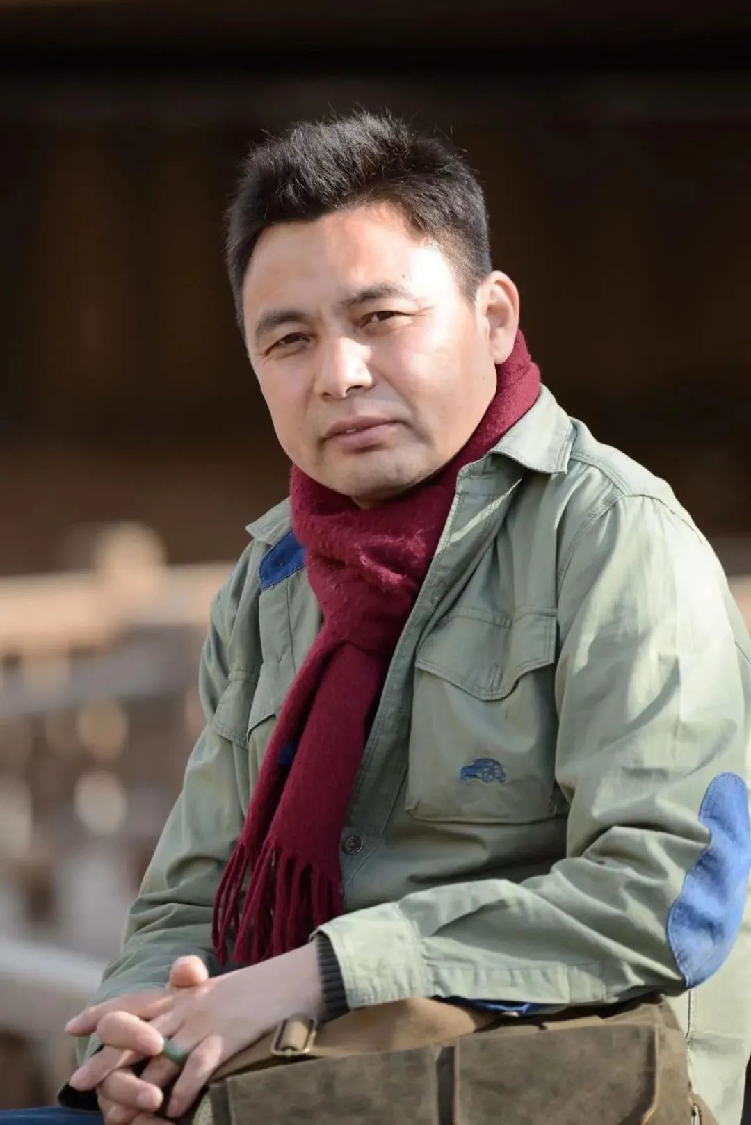 龍仁青，先后在《人民文學》《中國作家》《十月》《民族文學》《青年文學》等刊發(fā)表原創(chuàng)、翻譯作品四百余萬字，出版《光榮的草原》《咖啡與酸奶》《孔雀翎上的雪峰》等作品三十余部。作品曾獲全國少數(shù)民族文學創(chuàng)作“駿馬獎”、漢語文學“女評委”大獎、三毛散文獎、青海文學藝術(shù)獎等，多次被《小說月報》《小說選刊》《散文選刊》《散文海外版》等轉(zhuǎn)載，入選《中國短篇小說年選》《中國散文20家》等多種年度選本。部分作品被譯為英、意、日等國文字。