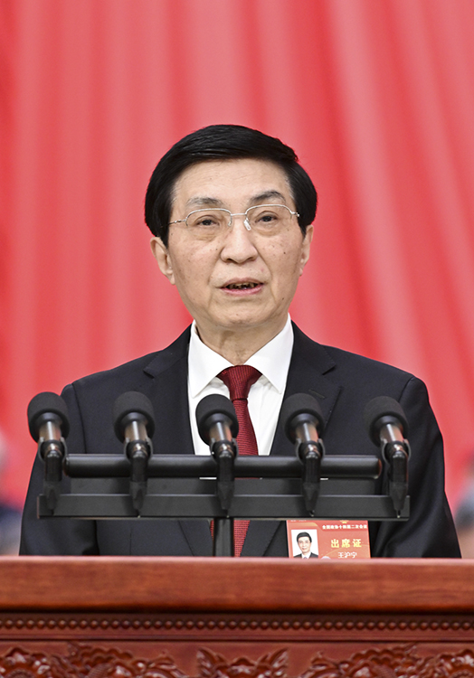 3月4日下午，中國人民政治協(xié)商會議第十四屆全國委員會第二次會議在北京人民大會堂開幕。這是全國政協(xié)主席王滬寧代表政協(xié)第十四屆全國委員會常務委員會，向大會報告工作。 新華社記者 饒愛民 攝