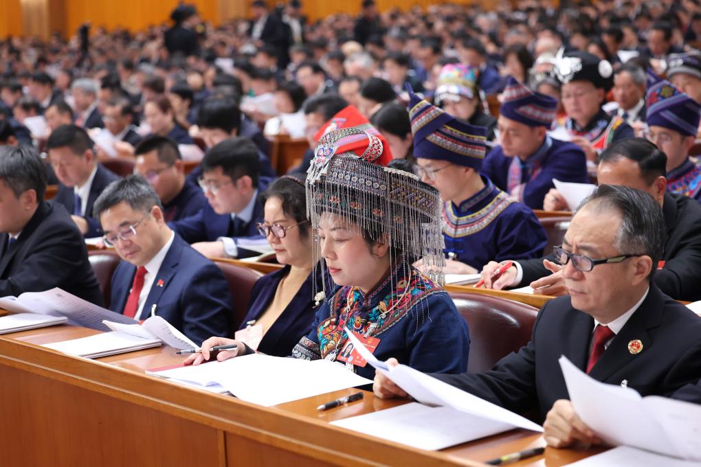 3月5日，第十四屆全國(guó)人民代表大會(huì)第二次會(huì)議在北京人民大會(huì)堂開幕。這是代表們?cè)谡J(rèn)真聽會(huì)。新華社記者 劉衛(wèi)兵 攝