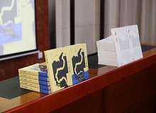 陳河：“文學(xué)騎手”一直在路上長(zhǎng)篇小說(shuō)《誤入孤城》作為陳河經(jīng)驗(yàn)與想象的最新成果，為讀者展示了一幅描繪清末民初溫州地方文明史的探險(xiǎn)地圖。 [詳細(xì)]