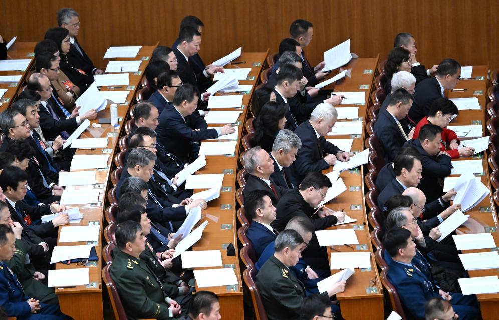 3月7日，全國政協(xié)十四屆二次會議在北京人民大會堂舉行第二次全體會議。這是委員們在認(rèn)真聽會。?新華社記者 陳曄華 攝