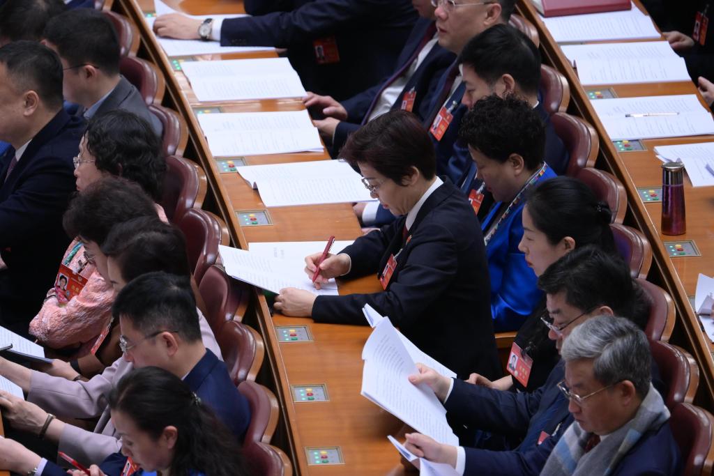 3月7日，全國政協(xié)十四屆二次會議在北京人民大會堂舉行第二次全體會議。這是委員們在認(rèn)真聽會。?新華社記者 李賀 攝