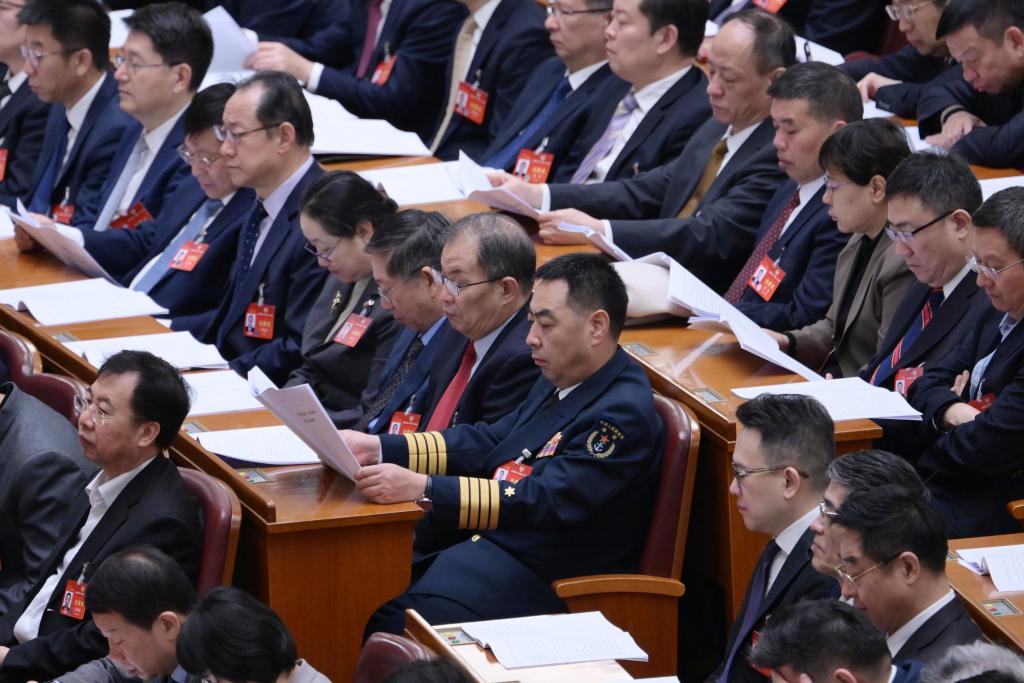 3月7日，全國政協(xié)十四屆二次會議在北京人民大會堂舉行第二次全體會議。這是委員們在認(rèn)真聽會。?新華社記者 李賀 攝