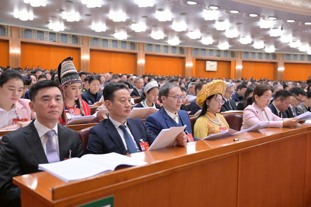 3月7日，全國(guó)政協(xié)十四屆二次會(huì)議在北京人民大會(huì)堂舉行第二次全體會(huì)議。這是委員們?cè)谡J(rèn)真聽會(huì)。