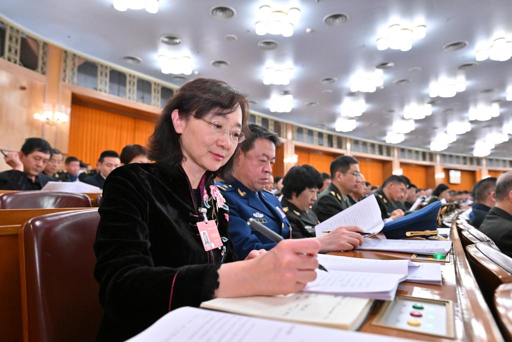 3月8日，十四屆全國人大二次會議在北京人民大會堂舉行第二次全體會議。這是代表們在認真聽會。新華社記者 岳月偉 攝