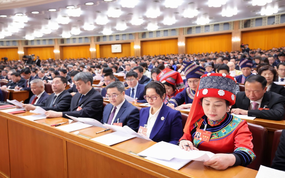 3月8日，十四屆全國(guó)人大二次會(huì)議在北京人民大會(huì)堂舉行第二次全體會(huì)議。這是代表們?cè)谡J(rèn)真聽會(huì)。新華社記者 劉衛(wèi)兵 攝