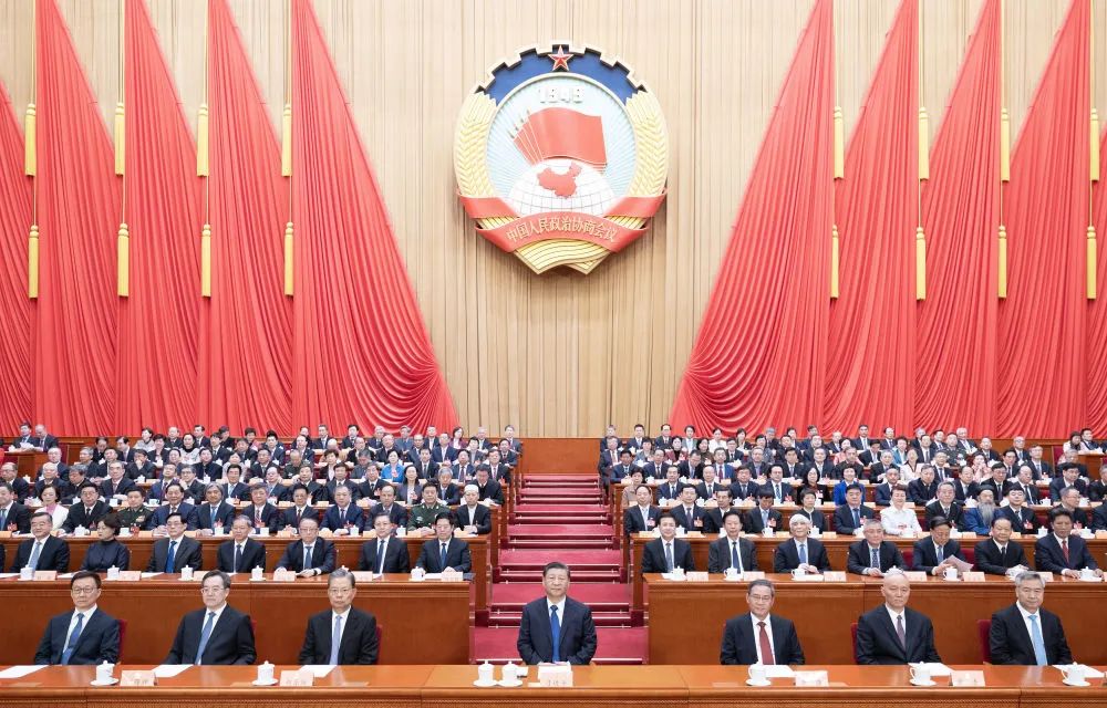 3月10日上午，中國(guó)人民政治協(xié)商會(huì)議第十四屆全國(guó)委員會(huì)第二次會(huì)議在北京人民大會(huì)堂閉幕。這是習(xí)近平、李強(qiáng)、趙樂際、蔡奇、丁薛祥、李希、韓正在主席臺(tái)就座。新華社記者 黃敬文 攝