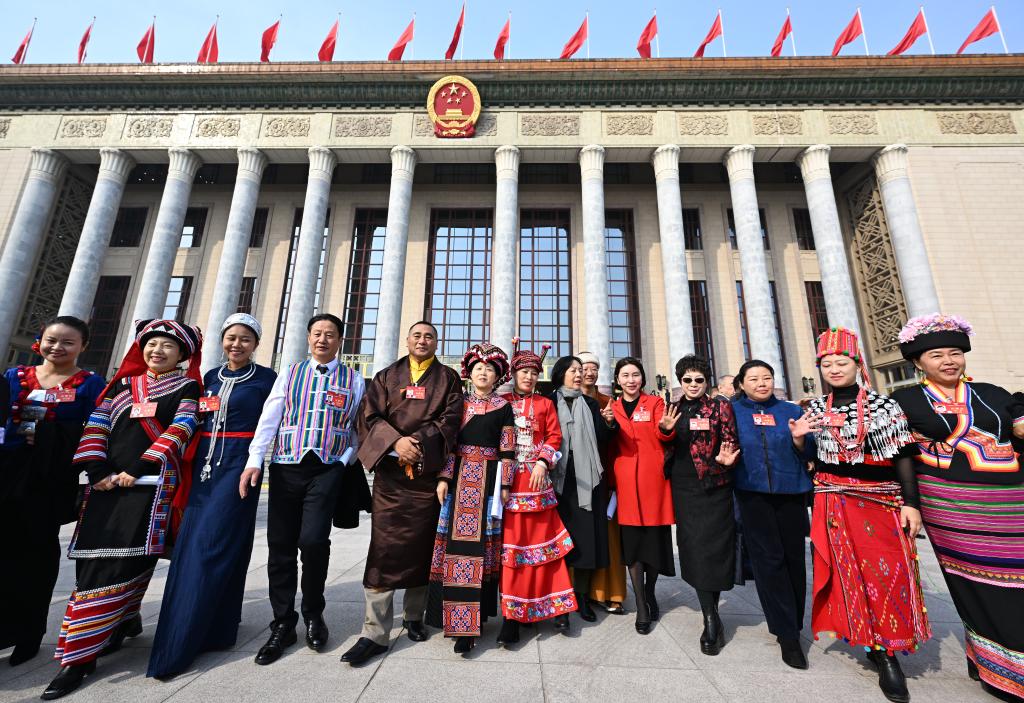 3月10日，中國(guó)人民政治協(xié)商會(huì)議第十四屆全國(guó)委員會(huì)第二次會(huì)議在北京人民大會(huì)堂舉行閉幕會(huì)。這是閉幕會(huì)后，委員們走出人民大會(huì)堂。新華社記者 陳曄華 攝