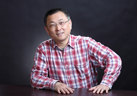 劉醒龍，生于古城黃州，現(xiàn)任中國作家協(xié)會小說委員會副主任、湖北省文學(xué)藝術(shù)界聯(lián)合會名譽主席。作品獲茅盾文學(xué)獎、魯迅文學(xué)獎、老舍散文獎、豐子愷散文獎，由其作品改編的電影獲中國電影金雞獎、大眾電影百花獎和中國電影華表獎等。主要作品有中篇小說《鳳凰琴》《分享艱難》《挑擔(dān)茶葉上北京》、長篇小說《圣天門口》《天行者》《蟠虺》、長篇散文《一滴水有多深》等。多部作品被譯成英語、法語、韓語、日語、越南語、印地語、阿拉伯語、波蘭語等語種出版。