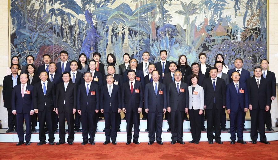 3月10日上午，中共中央政治局常委、全國政協(xié)主席王滬寧在北京人民大會堂看望參加全國政協(xié)十四屆二次會議宣傳報道的新聞工作者代表，代表全國政協(xié)向大家表示誠摯慰問和衷心感謝。新華社記者 黃敬文 攝