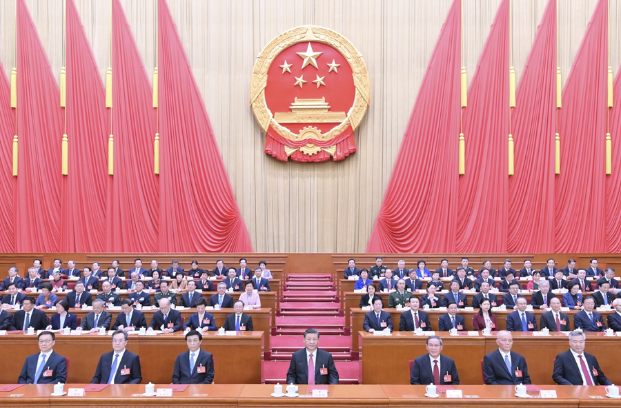 3月11日，第十四屆全國(guó)人民代表大會(huì)第二次會(huì)議在北京人民大會(huì)堂閉幕。黨和國(guó)家領(lǐng)導(dǎo)人習(xí)近平、李強(qiáng)、王滬寧、蔡奇、丁薛祥、李希、韓正等在主席臺(tái)就座。新華社記者 謝環(huán)馳 攝